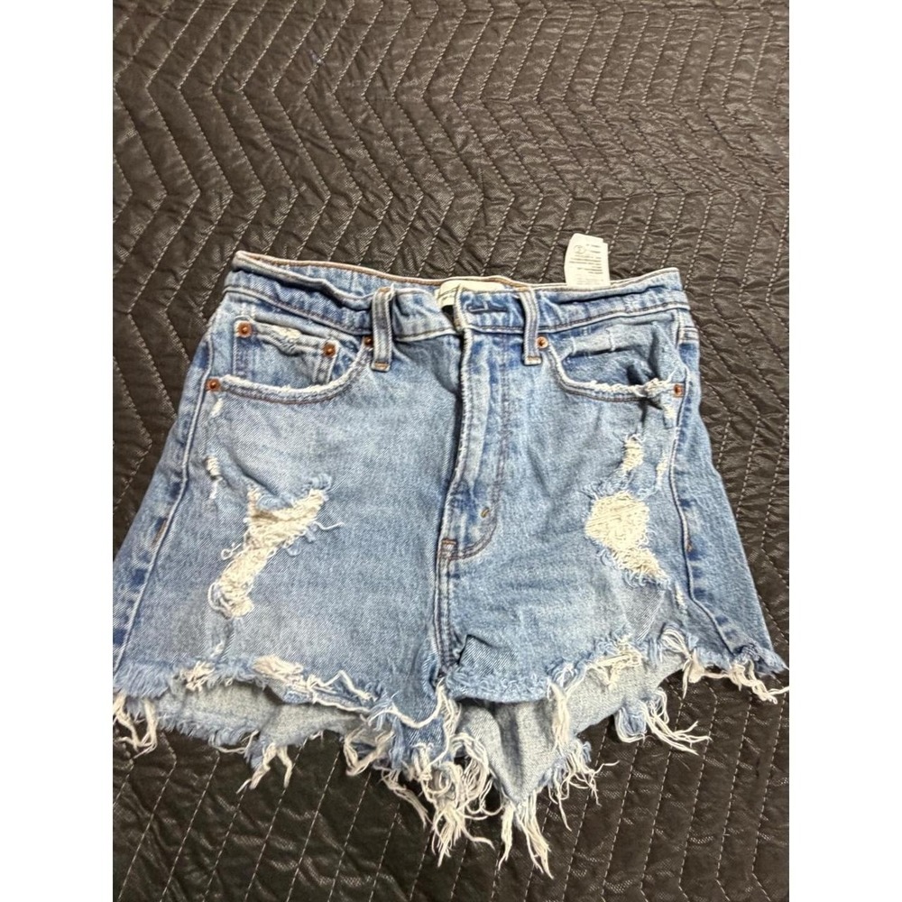 Abercrombie & Fitch High Rise Mom Shorts Light Wash Distressed Denim Size 28 6